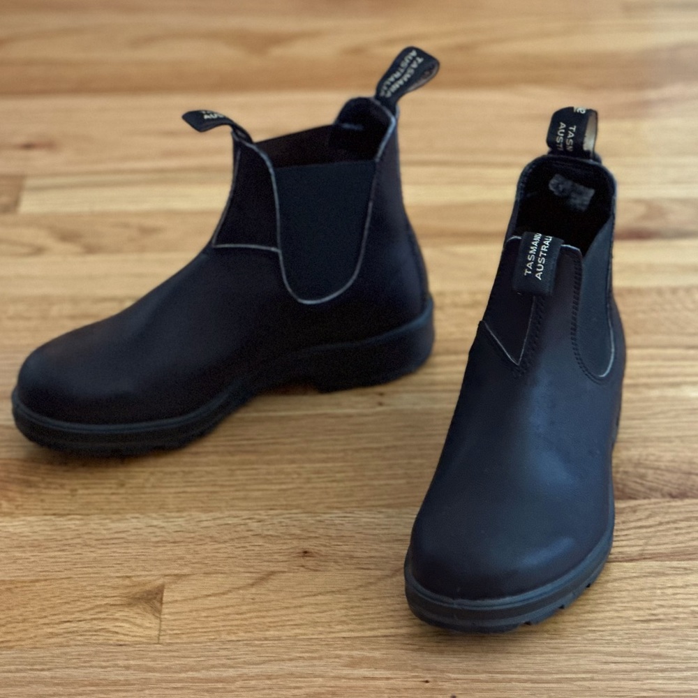 Black leather blundstone Chelsea boots